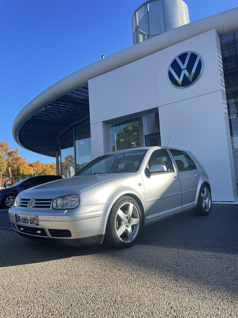 golf  4  devant  la  concession VW.jpg