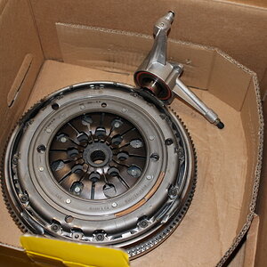 Media 'LUK REPSET DMF (1).JPG' in album 'REMPLACEMENT EMBRAYAGE SUR T4 2.5 TDI AM2002'
