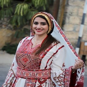 الثوب الفلسطيني المطرز.jpg