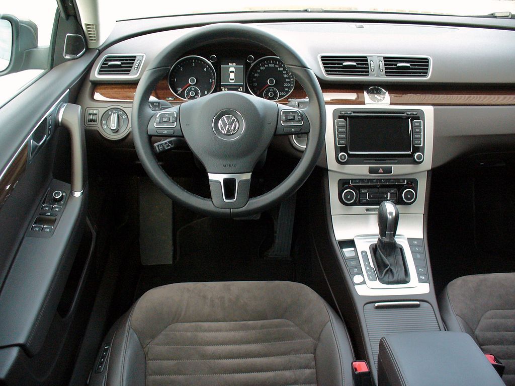 1024px-VW_Passat_B7_2.0_TDI_DSG_Highline_Kaschmirbraun_Interieur (1).JPG